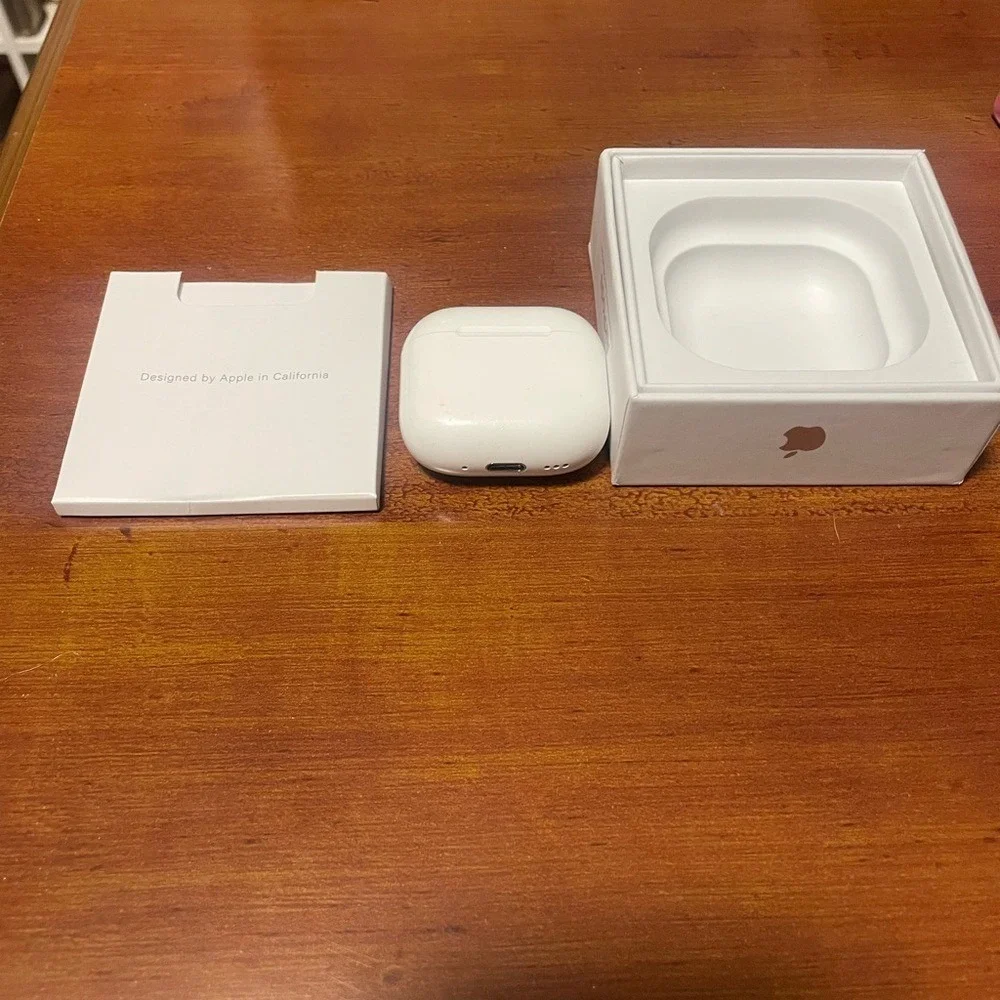 Apple AirPods 4 Gen Charging Case‎ White ANC 2024